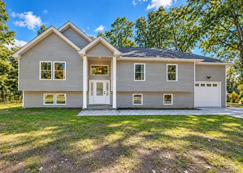 6 Scout Trl, Ridge, NY 11961