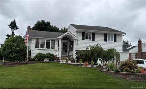 38 Colony Ln, Syosset, NY 11791