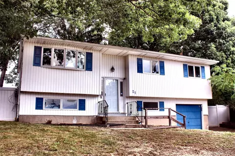 21 University Dr, Lake Ronkonkoma, NY 11779