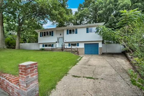 21 University Dr, Lake Ronkonkoma, NY 11779