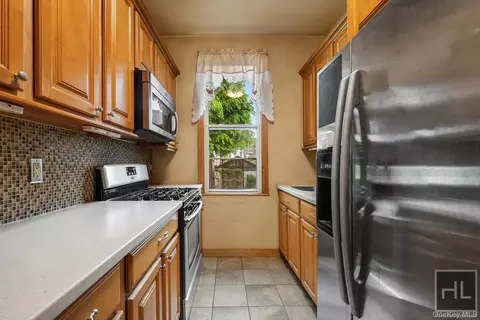 3424 34th St, Astoria, NY 11106