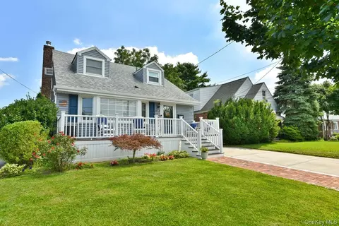 374 Andrews Rd, North Hempstead, NY 11501