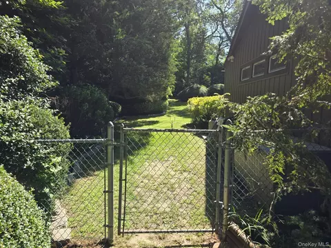 Exterior - 271 Terry Rd, Smithtown, NY 11787 photo 9 of 10