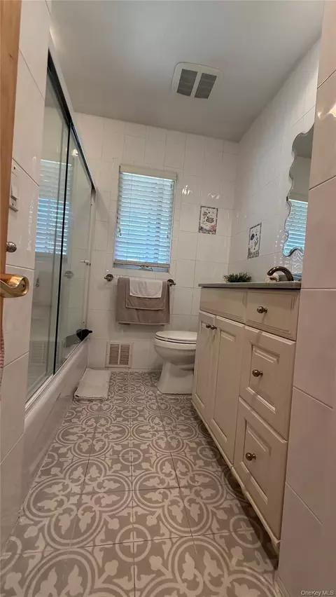 Bath - 271 Terry Rd, Smithtown, NY 11787 photo 1 of 2