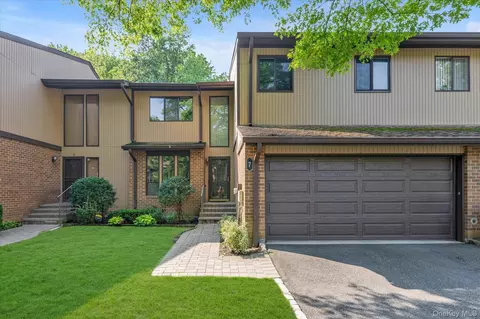 7 Wimbledon Dr, North Hempstead, NY 11576
