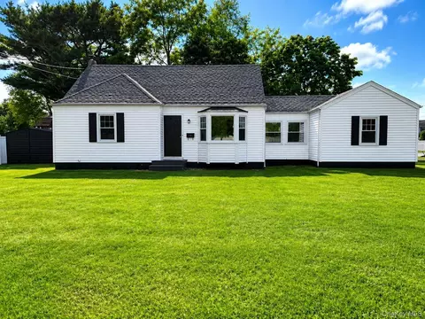 392 3rd Ave, Bayport, NY 11705