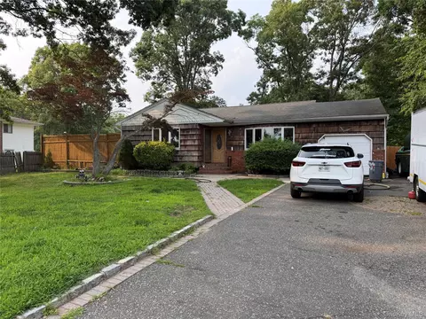 2109 Orinoco Dr, West Islip, NY 11795