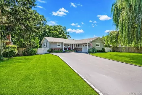 15 Locksley Ln, Nesconset, NY 11767