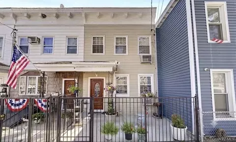 8712 95th Ave, New York, NY 11416