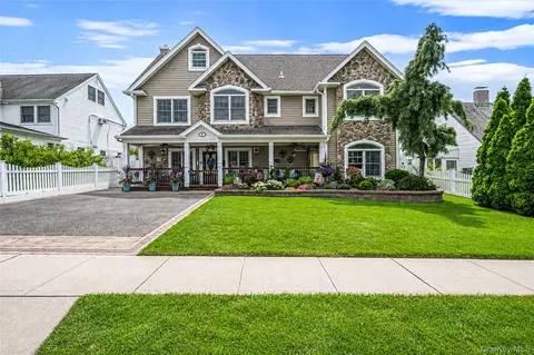 4 Teamster Ln, Levittown, NY 11756