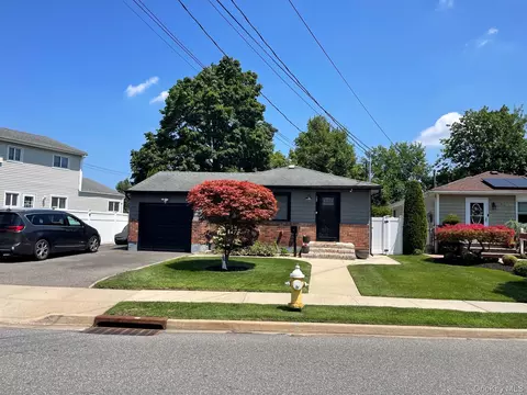 155 Secatogue Ave, Farmingdale, NY 11735