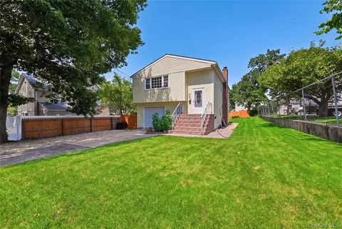 380 Sheridan St, North Hempstead, NY 11590