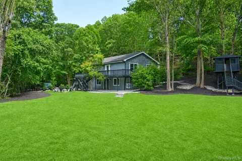 644 Bread And Cheese Hollow Rd, Northport, NY 11768