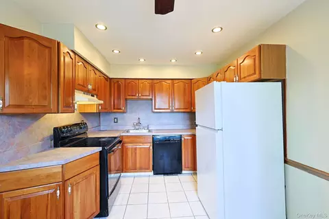 Kitchen - 29 Manor Dr #29, Cornwall, NY 12518 photo 2 of 2