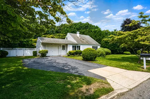 1050 Sipp Ave, Medford, NY 11763