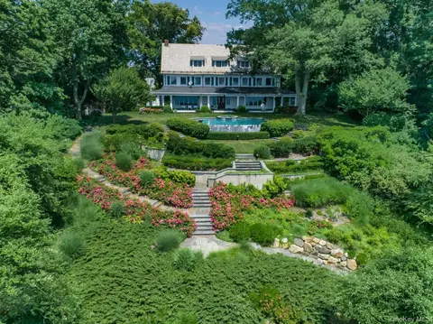 10 Hicks Ln, North Hempstead, NY 11050