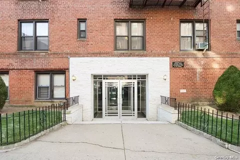 6448 Booth St #1F, New York, NY 11374