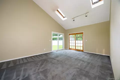 Living - 34 Riverview Dr, Fishkill, NY 12524 photo 3 of 5