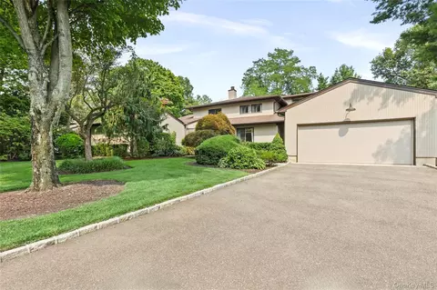 10 Doral Dr, North Hempstead, NY 11030