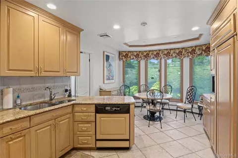 Kitchen - 16 Winthrop Rd, Plainview, NY 11803 photo 3 of 3