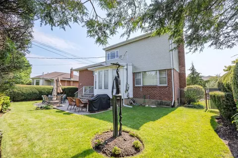 Exterior - 16 Winthrop Rd, Plainview, NY 11803 photo 4 of 8