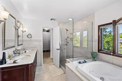 Bath - 16 Winthrop Rd, Plainview, NY 11803 photo 4 of 6