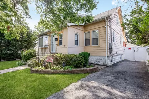 442 Cedar St, Uniondale, NY 11553