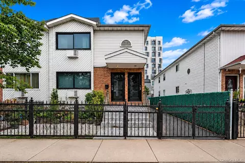 1048 Beach 22nd St, Far Rockaway, NY 11691