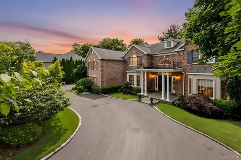 50 Eastwoods Ct, North Hempstead, NY 11576