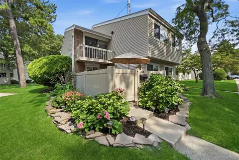 215 Springmeadow Dr #B, Holbrook, NY 11741
