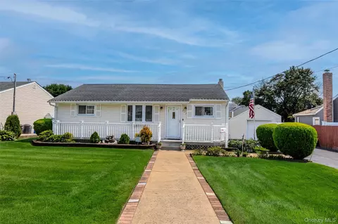 212 15th St, West Babylon, NY 11704