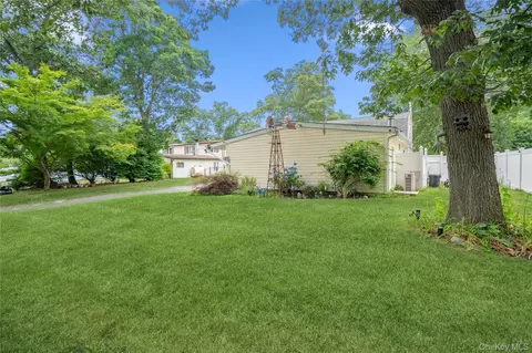 39 All Points Ter, Holbrook, NY 11741
