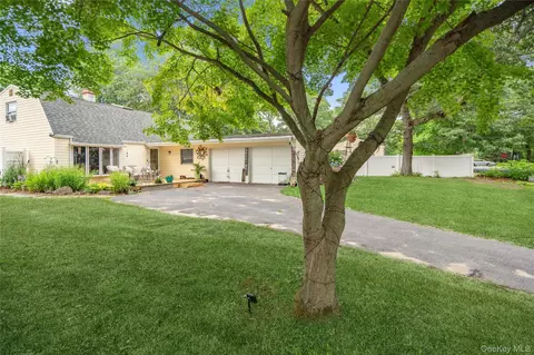 39 All Points Ter, Holbrook, NY 11741