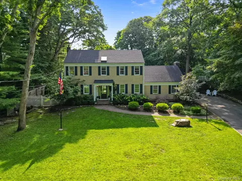 36 Leonard St, Wading River, NY 11792