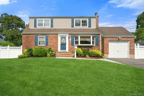 344 N Ontario Ave, Lindenhurst, NY 11757