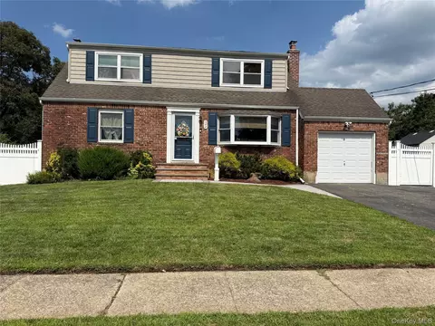 344 N Ontario Ave, Lindenhurst, NY 11757