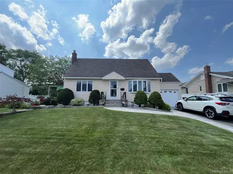 4060 Maywood Dr, Seaford, NY 11783