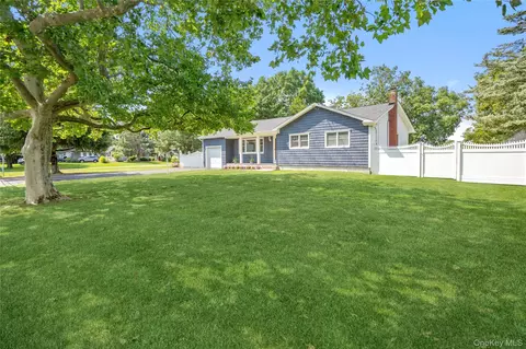 48 Newport Beach Blvd, East Moriches, NY 11940