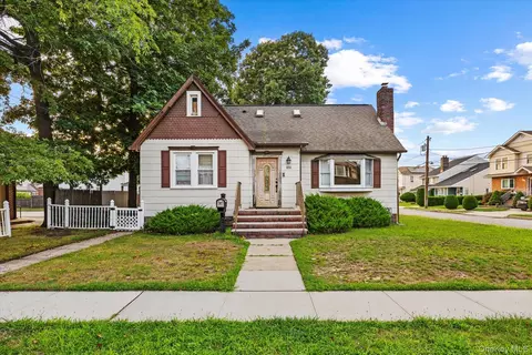 50 Manor Rd, Valley Stream, NY 11580