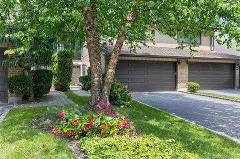 62 Wimbledon Dr, North Hempstead, NY 11576