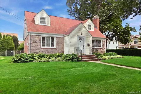 43 Scott St, North Hempstead, NY 11040