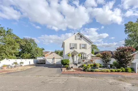 2 Dean St, Farmingdale, NY 11735