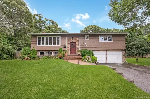 27 Baywood Ln, Bayport, NY 11705