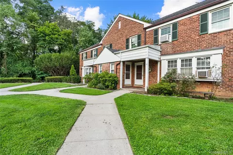 17 Robins Cres #17, New Rochelle, NY 10801