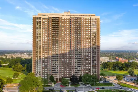 27110 Grand Central Pkwy #17L, New York, NY 11005
