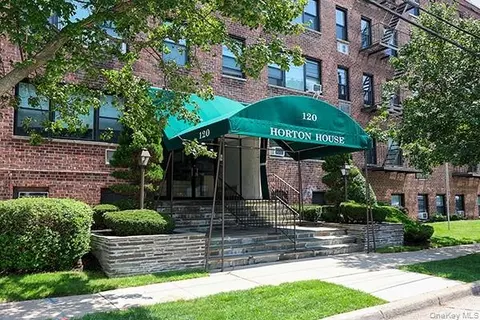 120 Horton Hwy #C2, North Hempstead, NY 11501
