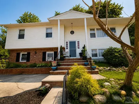 14 Rock Dr, Clarkstown, NY 10989