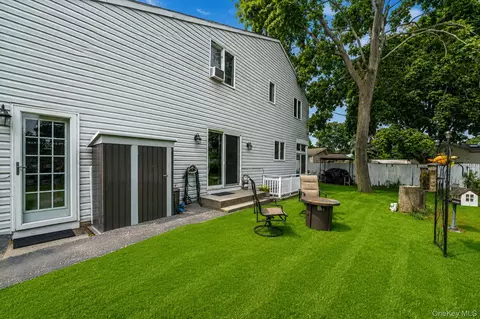 Exterior - 35 E 6th St, Patchogue, NY 11772 photo 6 of 7