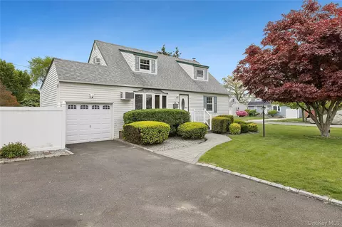 2 Dorset Ln, South Farmingdale, NY 11735
