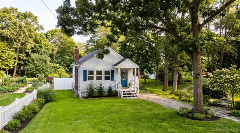 11 Huntington Rd, Sound Beach, NY 11789